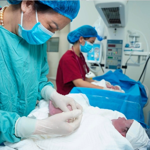 Bác sĩ sơ sinh trực tiếp đón bé