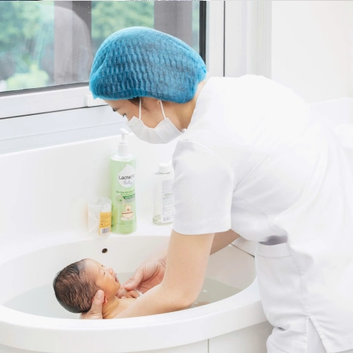 Tắm bé tại phòng