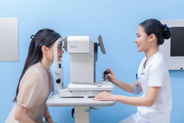 Máy đo khúc xạ tự động