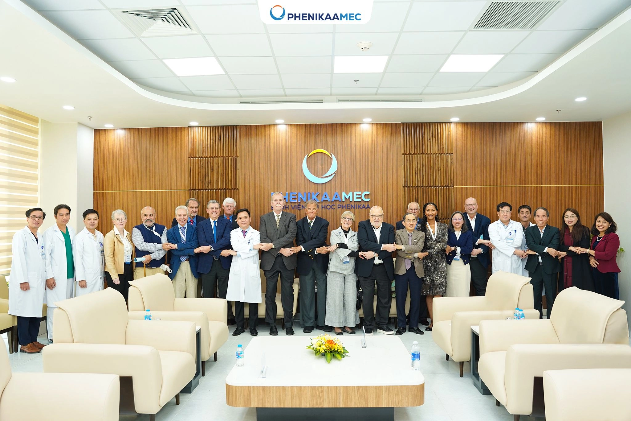 Phenikaamec Trao Đổi Hợp Tác Chuyên Môn Với Đoàn Chuyên Gia Học Viện Bác Sĩ Phẫu Thuật Hoa Kỳ 