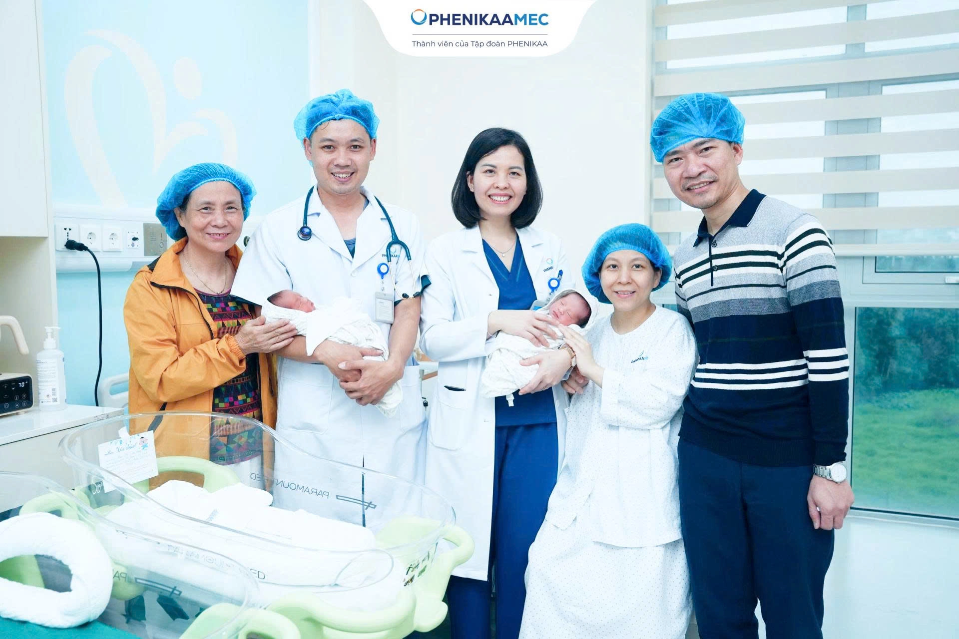 Sản phụ mang song thai rau tiền đạo sinh con an toàn tại PhenikaaMec sau 10 năm hiếm muộn