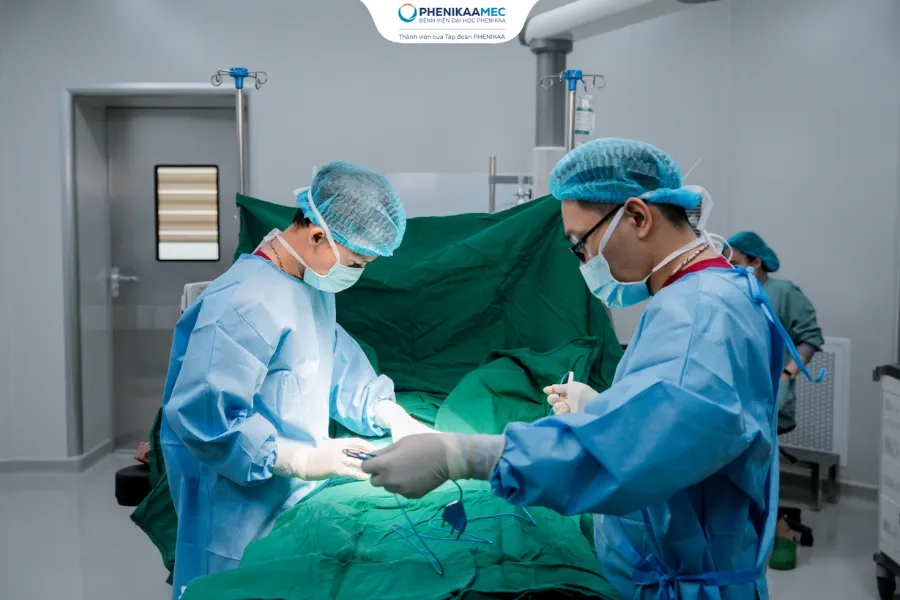 Ca bệnh áp xe bìu ở nam sinh tuổi vị thành niên: Từ điểm ngứa nhỏ đến ổ nhiễm trùng cần can thiệp kịp thời tại PhenikaaMec