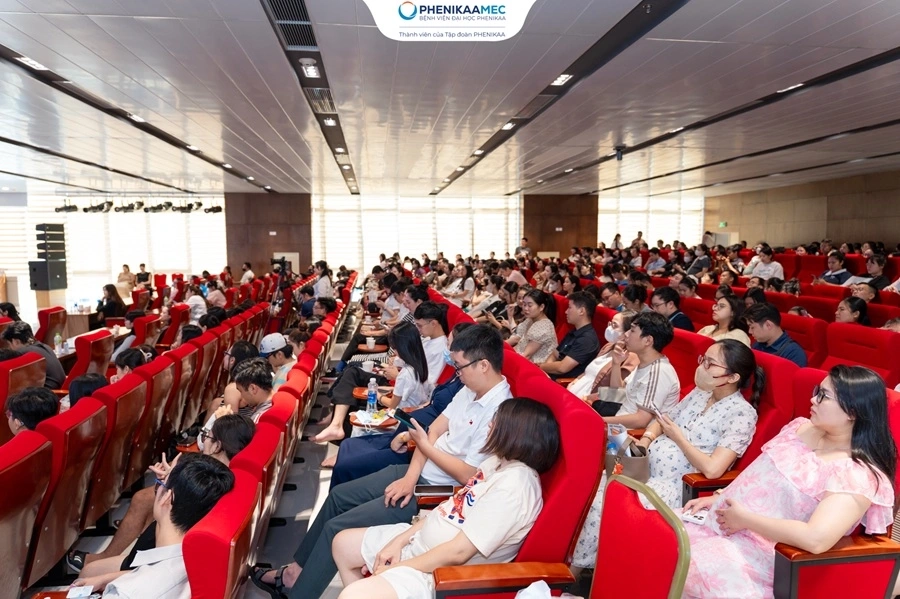 3 chuyên gia đồng hành cùng hàng trăm bố mẹ tại lớp học tiền sản tháng 10 PhenikaaMec 