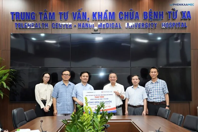 Dự án Bệnh viện Đại học Phenikaa trao tặng bóng đèn “thắp sáng tương lai” tại Đại học Y Hà Nội