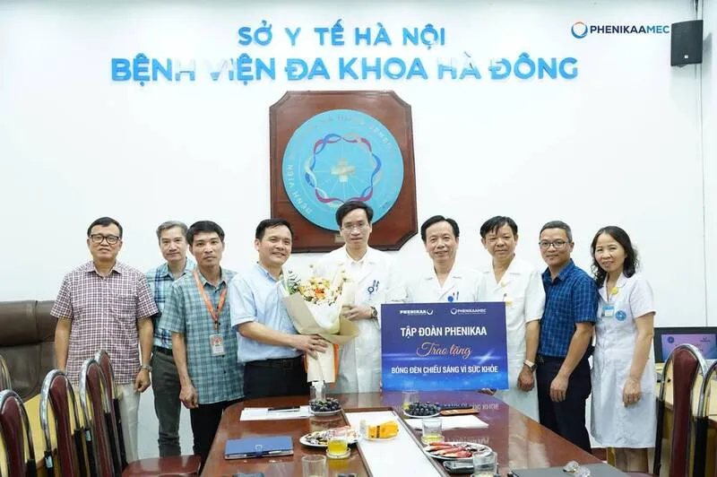 Tập đoàn Phenikaa trao tặng bóng đèn vì sức khỏe cho Bệnh viện đa khoa Đức Giang và Bệnh viện đa khoa Hà Đông