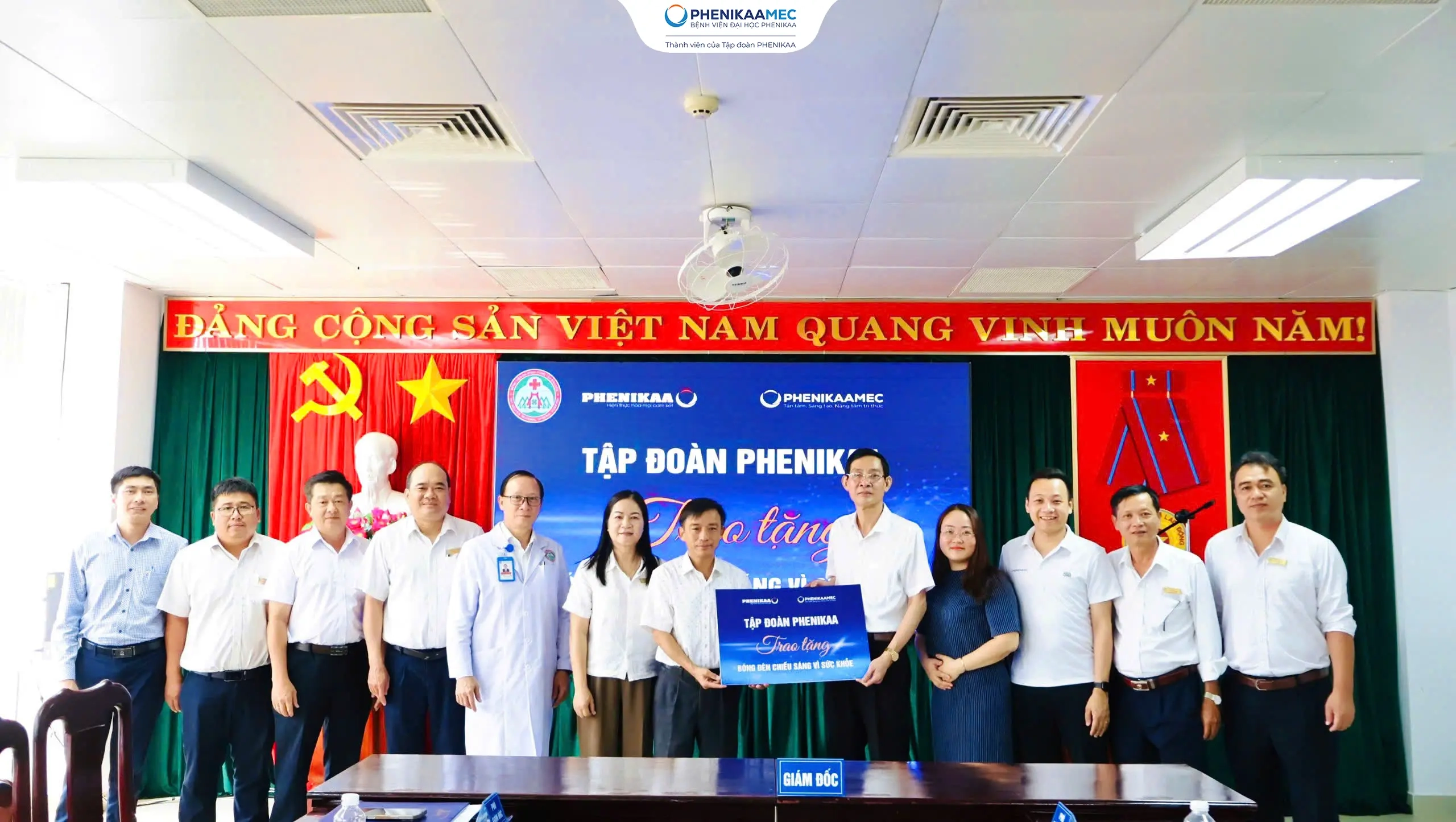 PhenikaaMec tiếp tục hành trình “Thắp sáng tương lai”: Trao tặng hơn 11.000 bóng đèn cho các bệnh viện khu vực Tây Nguyên