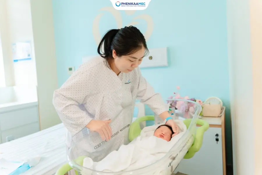 Mổ lấy thai lần thứ 4 trên nền ổ bụng dính phức tạp: Ê-kíp PhenikaaMec kiên trì bóc tách từng lớp dính, mở đường an toàn đón em bé chào đời
