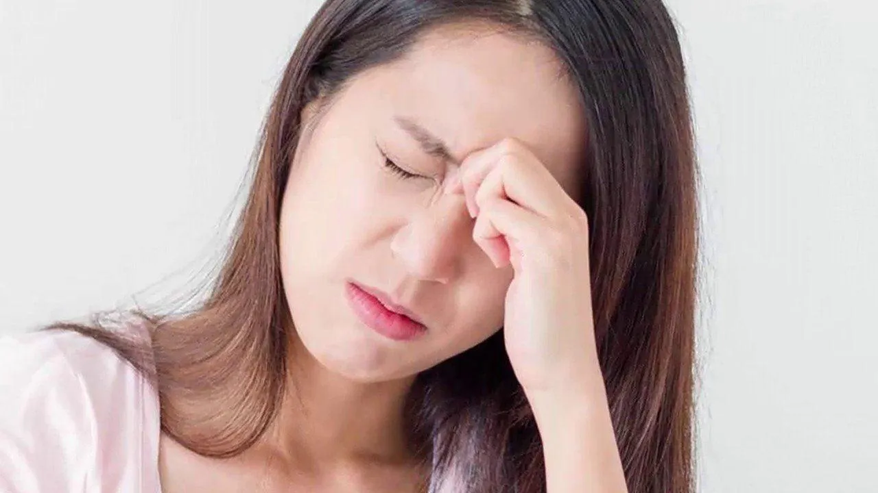 Hình ảnh minh họa tình trạng ngứa mắt do dị ứng gây đỏ và khó chịu ở vùng mắt