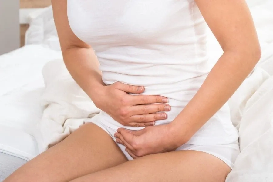 Ra máu kéo dài, đau bụng nhiều hoặc xuất hiện triệu chứng bất thường là những dấu hiệu cần được thăm khám sớm