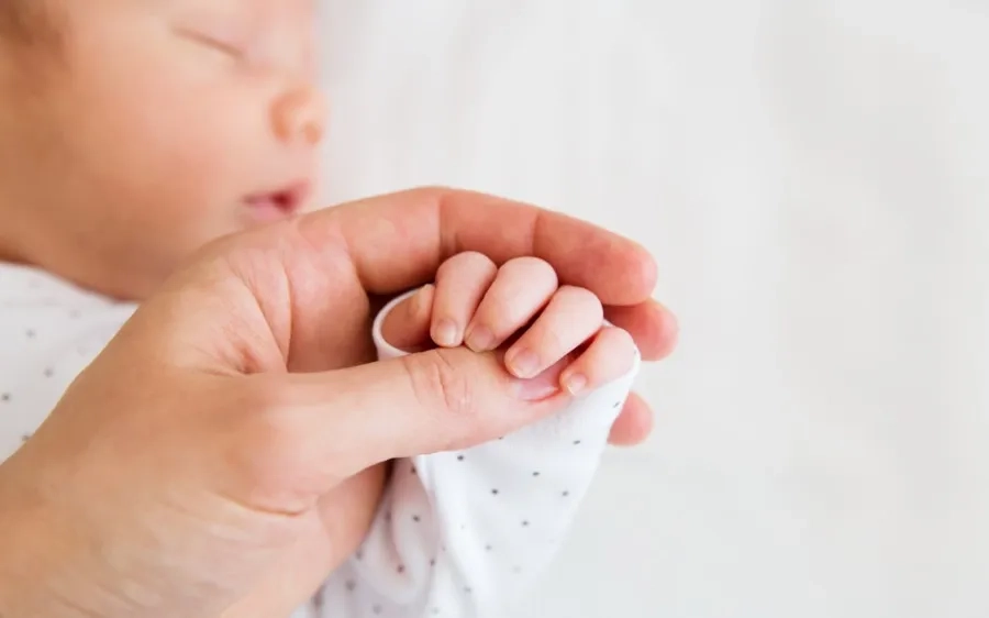 Bác sĩ đánh giá dị tật vùng mặt và tư vấn kế hoạch chăm sóc trẻ sau sinh