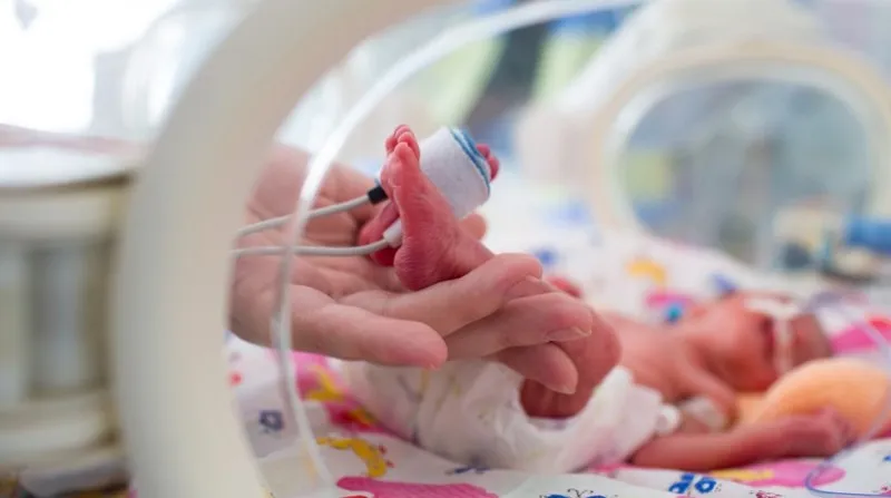 Trẻ sinh non 27 tuần là gì? Dấu hiệu, nguyên nhân, chẩn đoán, cách điều trị và chăm sóc