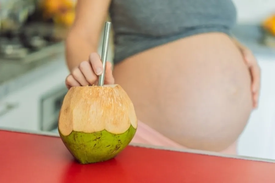 Tiểu đường thai kỳ có được uống nước dừa không? Những điều mẹ bầu cần lưu ý