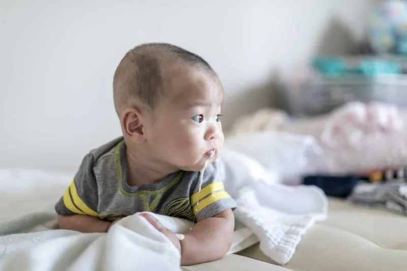 Làm thế nào để bé không bị nôn trớ hay ọc sữa nữa ạ?

