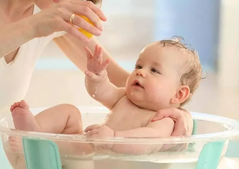 Trẻ bị viêm phế quản phổi có được tắm không?