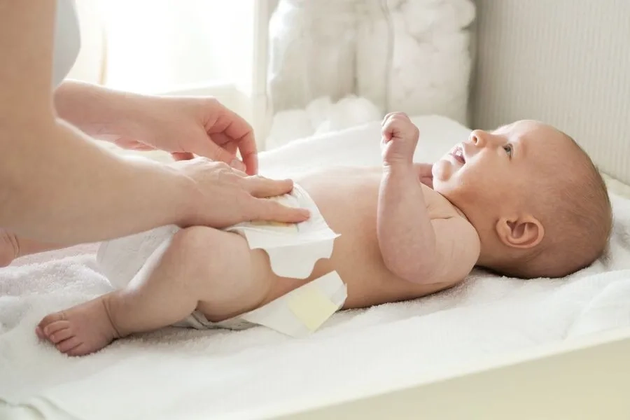 Trẻ sơ sinh đi ngoài thế nào là bình thường? Những điều cha mẹ không nên bỏ qua