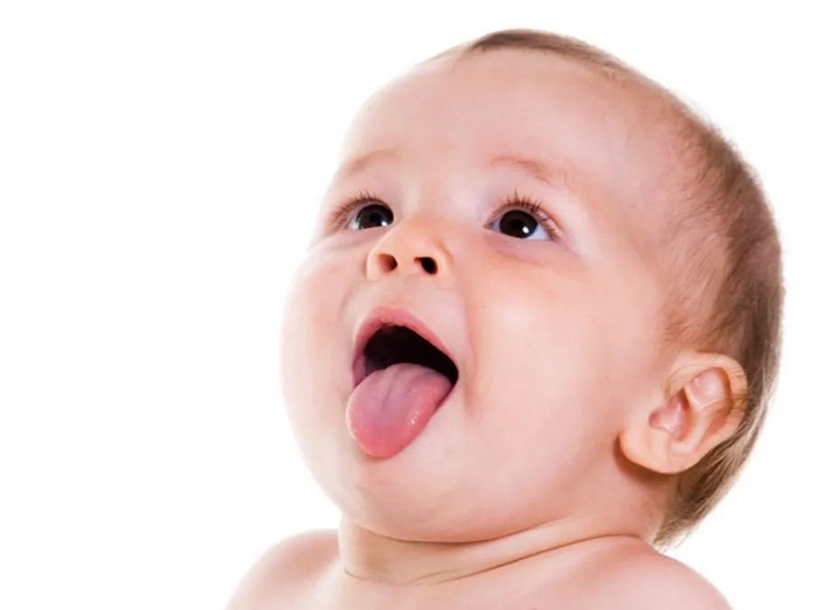 Thắng lưỡi bình thường khác gì so với dính thắng lưỡi?