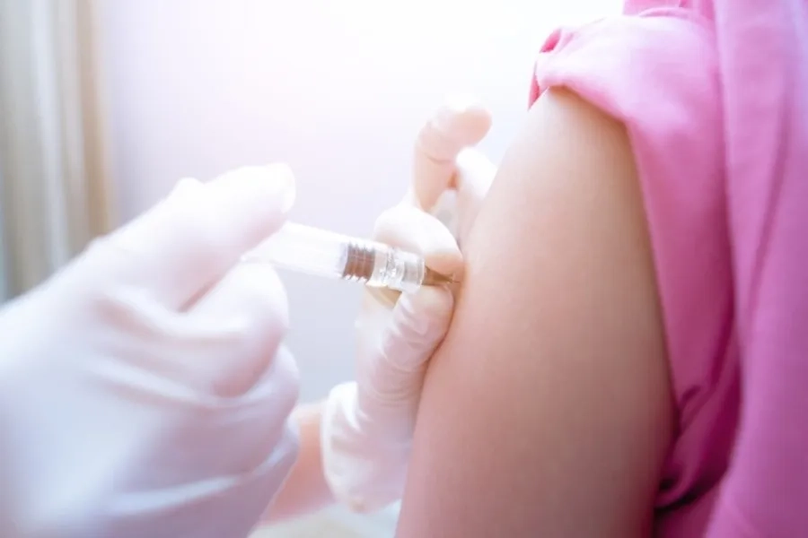 Đang đến tháng có tiêm HPV được không? Có gây rối loạn kinh nguyệt không?
