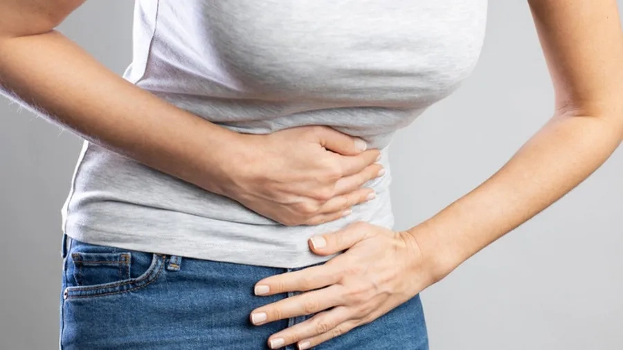 Đau bụng âm ỉ kéo dài là dấu hiệu cảnh báo bất thường bạn cần chú ý