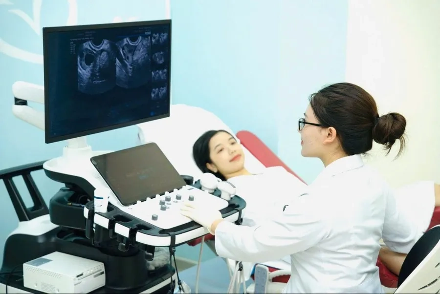 Bác sĩ sẽ siêu âm để xác định niêm mạc tử cung đã đủ điều kiện để thực hiện chuyển phôi hay chưa
