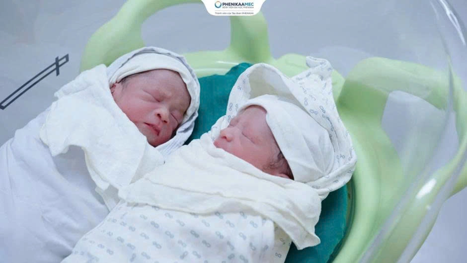 Sản phụ mang song thai rau tiền đạo sinh con an toàn tại PhenikaaMec sau 10 năm hiếm muộn