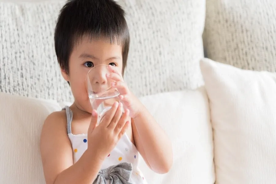 Trẻ nhiễm RSV cần được uống đủ nước để hạn chế tình trạng mất nước