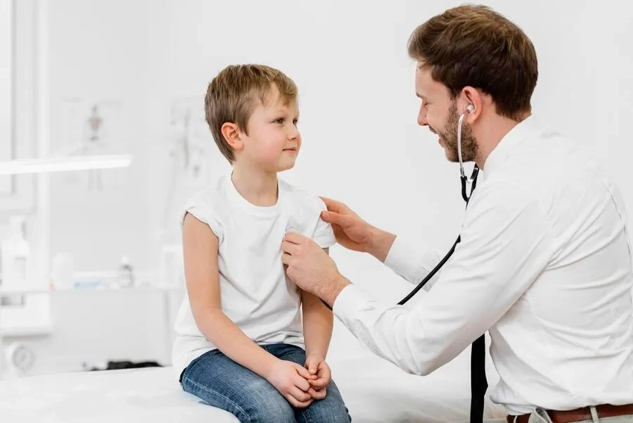 Phụ huynh cần đưa trẻ đến khám bác sĩ nếu trẻ thở nhanh, thở gấp hoặc khó thở