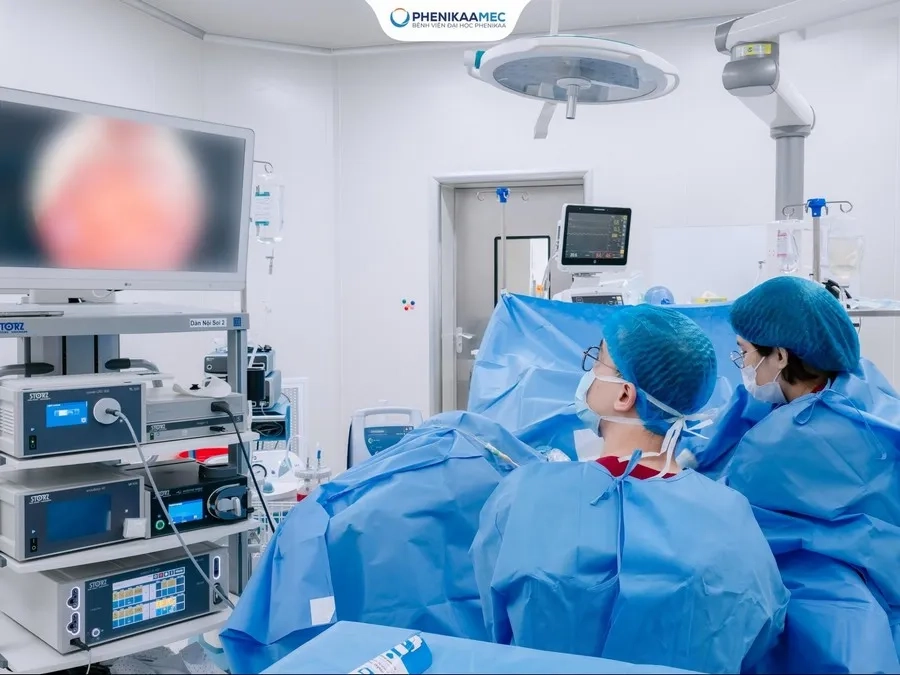 Can thiệp ngoại khoa được chỉ định khi polyp nội mạc tử cung gây triệu chứng rõ rệt