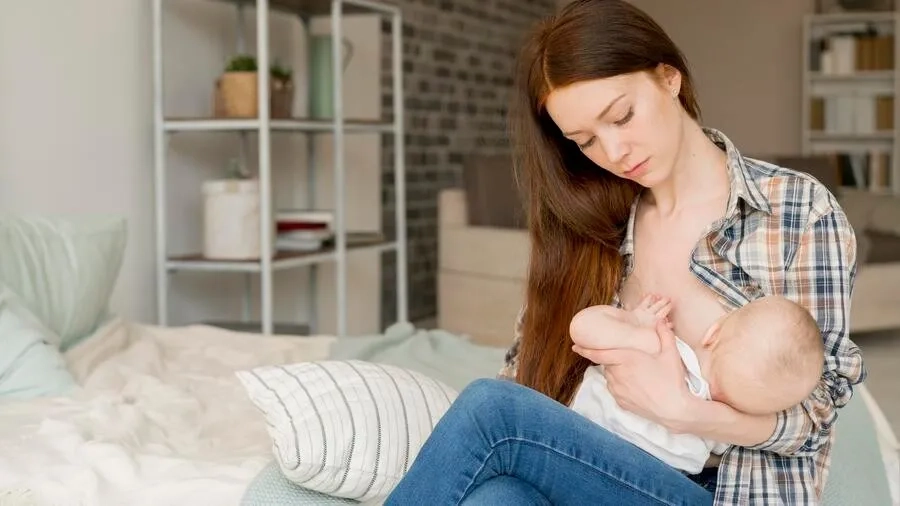 Việc cho trẻ bú sớm và bú đủ ngay từ những ngày đầu sau sinh giúp tăng đào thải bilirubin