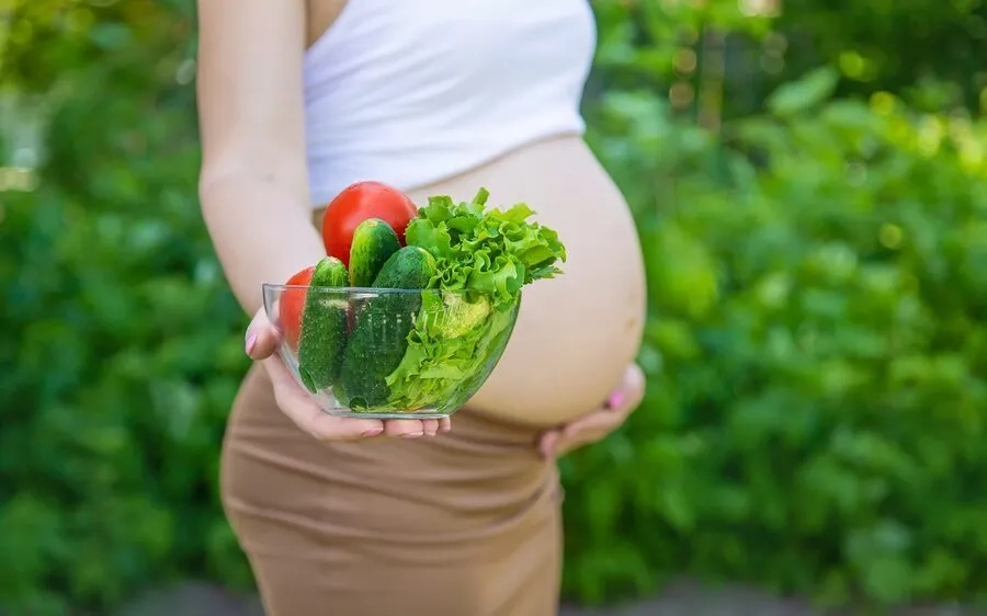 Bạn nên ưu tiên rau xanh và trái cây ít đường