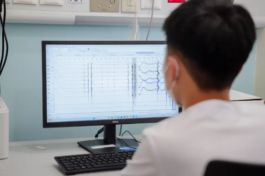 SpO₂ giảm còn 67% trong đêm, người phụ nữ 54 tuổi phát hiện ngưng thở khi ngủ mức độ nặng tại PhenikaaMec
