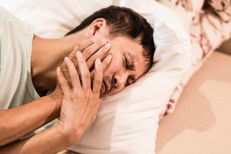 Răng khôn mọc thường sẽ đau từ 3 – 4 ngày, thậm chí vài tuần và kéo dài đứt đoạn