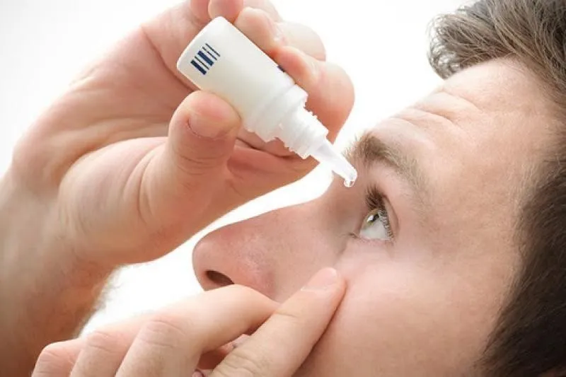 Vệ sinh và nhỏ mắt thường xuyên giúp giảm tình trạng đau mắt đỏ hiệu quả