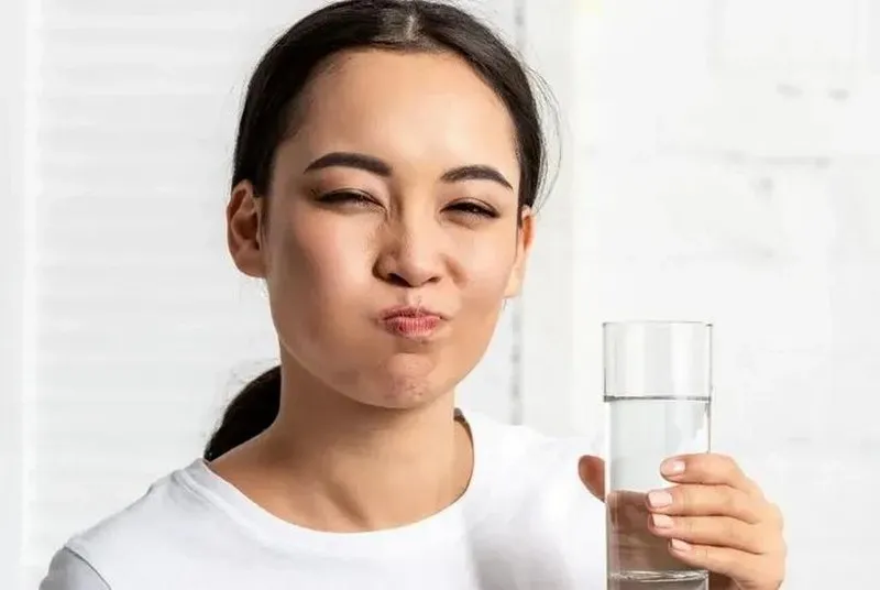 Súc miệng nước muối thường xuyên để giảm các cơn đau do răng khôn mọc