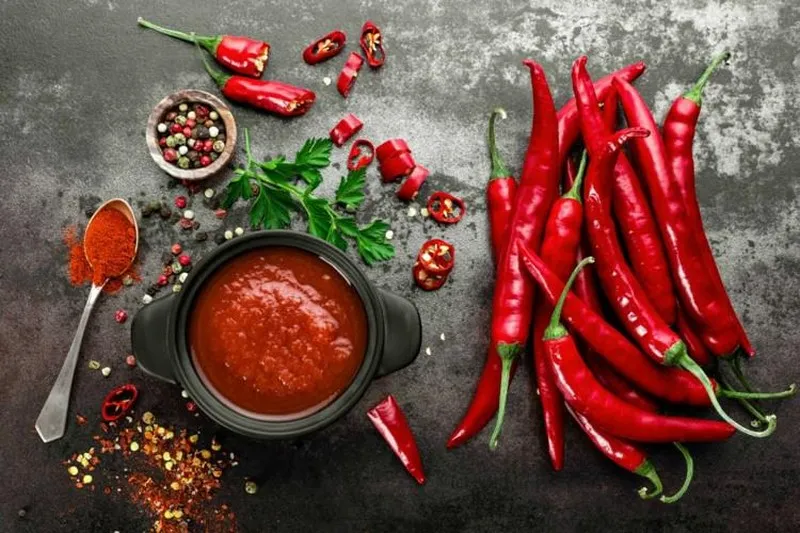 Bị đau mắt đỏ cần kiêng đồ ăn cay nóng, đồ tanh và rau muống