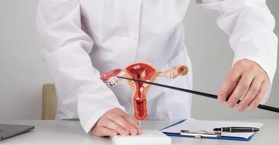 Nội soi được cân nhắc khi cần quan sát rõ tổn thương hoặc kết hợp can thiệp