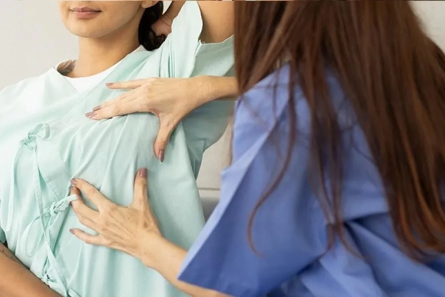 Khám lâm sàng vú giúp phát hiện sớm dấu hiệu bất thường ở phụ nữ có nguy cơ di truyền