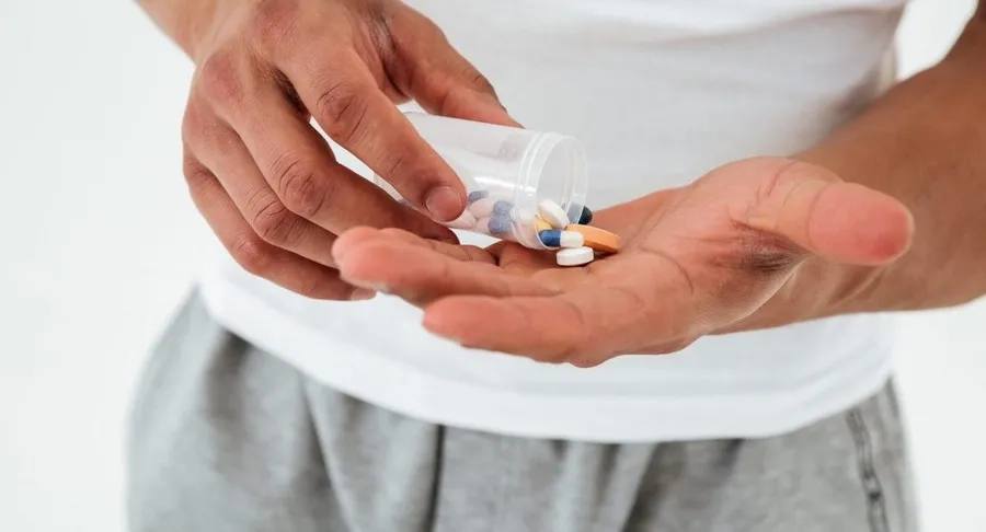 HPV ở nam giới có thể được điều trị bằng thuốc kháng virus theo chỉ định của bác sĩ chuyên khoa