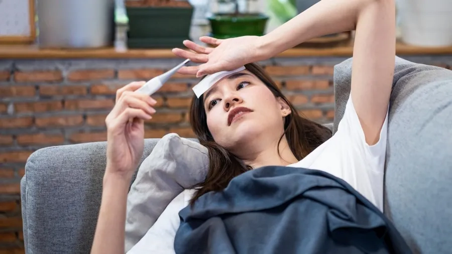 Sốt cao sau tiêm cần được thăm khám bởi bác sĩ chuyên khoa