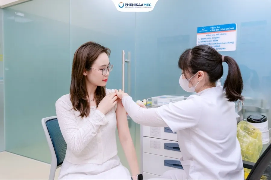 Tại Trung tâm Tiêm chủng Bệnh viện Đại học Phenikaa, quy trình tiêm chủng được thực hiện theo tiêu chuẩn của Bộ Y tế