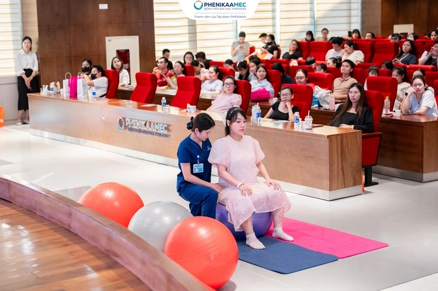 3 chuyên gia đồng hành cùng hàng trăm bố mẹ tại lớp học tiền sản tháng 10 PhenikaaMec 