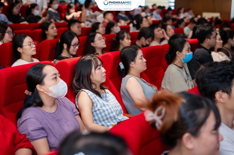 3 chuyên gia đồng hành cùng hàng trăm bố mẹ tại lớp học tiền sản tháng 10 PhenikaaMec 