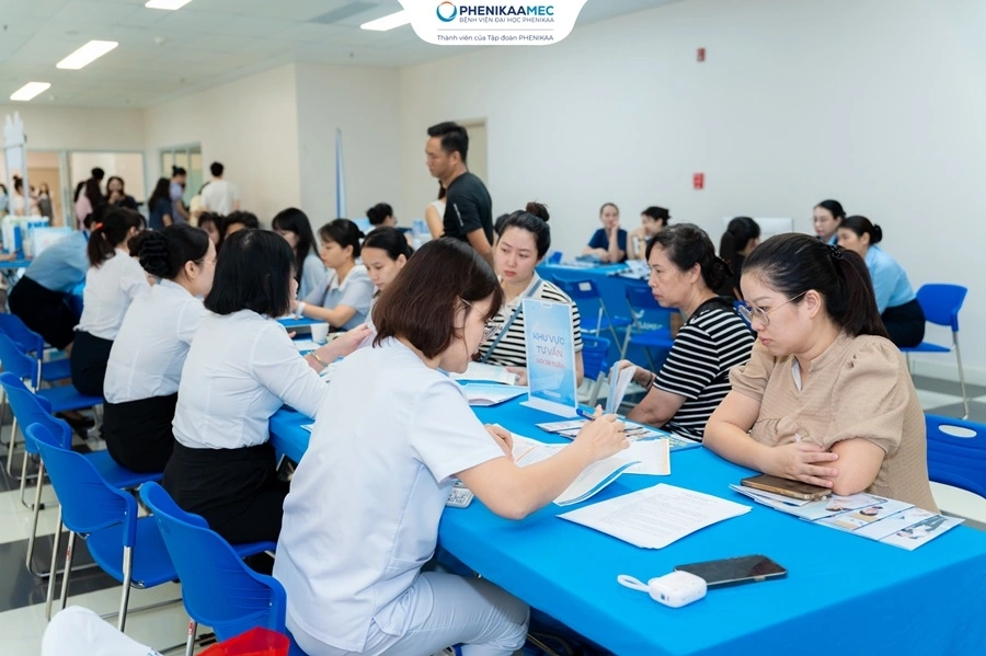 3 chuyên gia đồng hành cùng hàng trăm bố mẹ tại lớp học tiền sản tháng 10 PhenikaaMec 