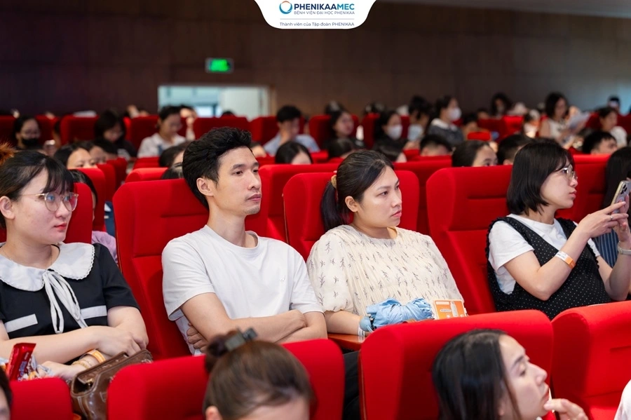 3 chuyên gia đồng hành cùng hàng trăm bố mẹ tại lớp học tiền sản tháng 10 PhenikaaMec 