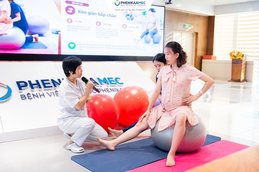 3 chuyên gia đồng hành cùng hàng trăm bố mẹ tại lớp học tiền sản tháng 10 PhenikaaMec 