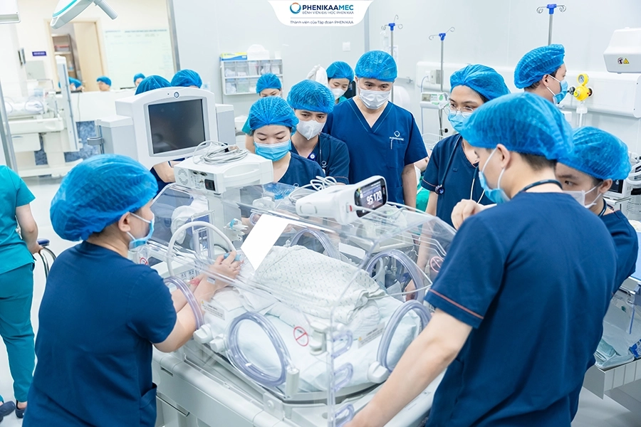 PhenikaaMec điều trị thành công ca tam thai sinh trì hoãn hơn 36 giờ, cả ba trẻ cùng xuất viện