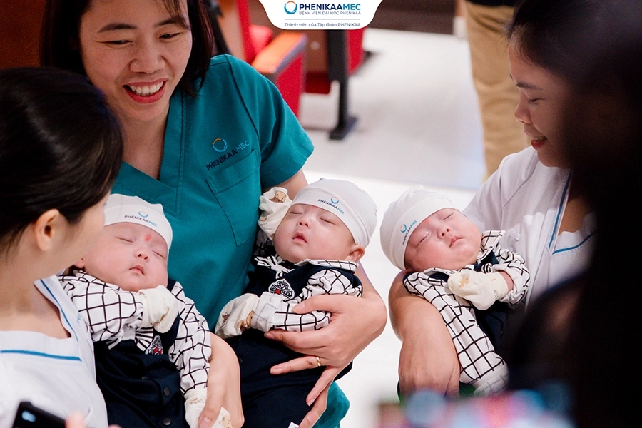 PhenikaaMec điều trị thành công ca tam thai sinh trì hoãn hơn 36 giờ, cả ba trẻ cùng xuất viện