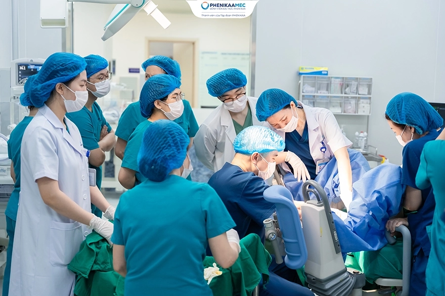 PhenikaaMec điều trị thành công ca tam thai sinh trì hoãn hơn 36 giờ, cả ba trẻ cùng xuất viện