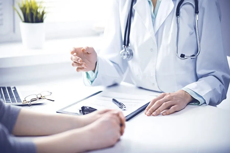 Bác sĩ tư vấn và chuẩn bị hồ sơ cần thiết trước khi thực hiện IVF