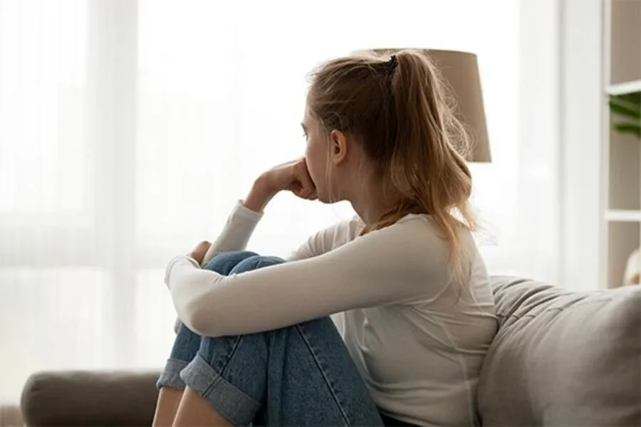 Thức dậy sớm, nặng nề vào buổi sáng có thể là dấu hiệu đáng lưu ý của trầm cảm nội sinh