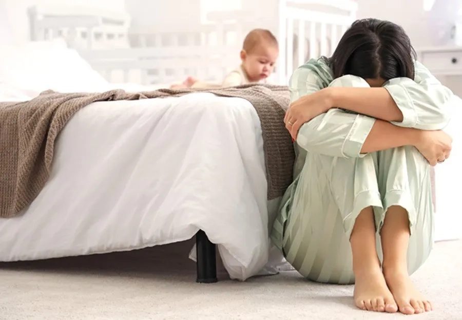 Người mẹ sau sinh cảm thấy quá tải và khó kết nối với em bé